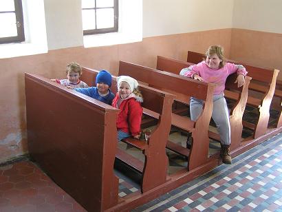 Děti v kapli